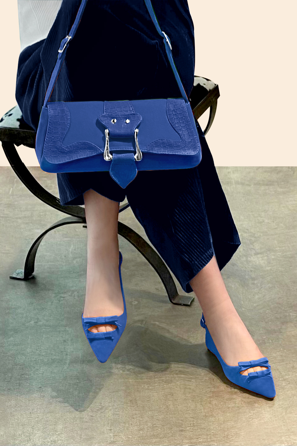 Electric blue women's dress handbag, matching pumps and belts. Worn view - Florence KOOIJMAN